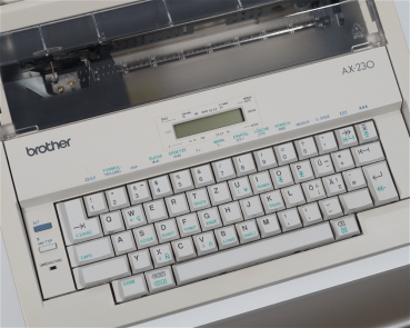 Brother AX-230 elektrische Schreibmaschine mit Displaybetrieb QWERTZ, Deutsch